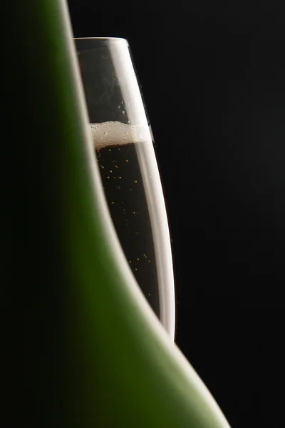 Copa de vino y una botella de vino — Foto de Stock