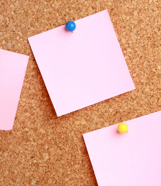 Tablón de anuncios de corcho con notas. — Foto de Stock