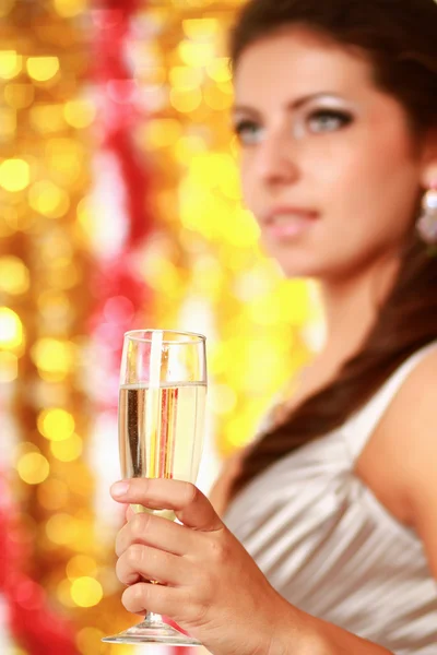 Femme buvant du champagne — Photo