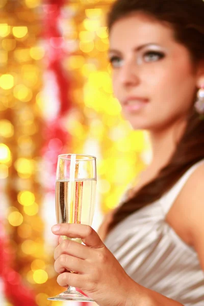 Vrouw die champagne drinkt — Stockfoto