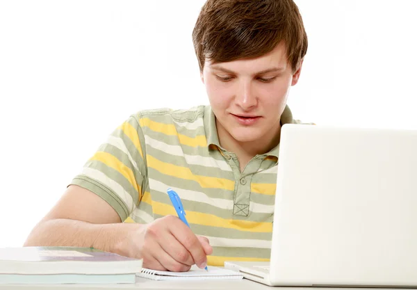 Uomo seduto davanti a un computer portatile — Foto Stock