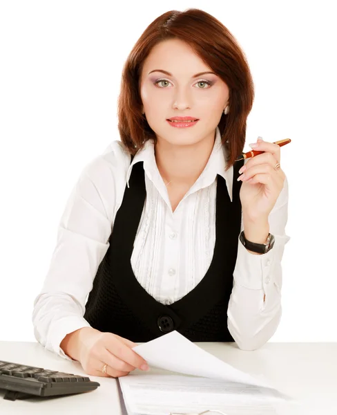 Kvinna sitter på skrivbordet med papper — Stockfoto