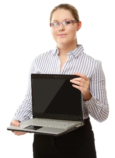 Mujer mostrando un ordenador portátil — Foto de Stock