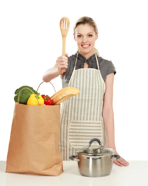 Mujer en delantal con bolsa de supermercado — Foto de Stock