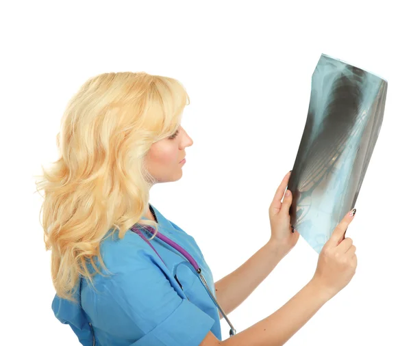 Женщина-врач осматривает рентгеновский снимок — стоковое фото