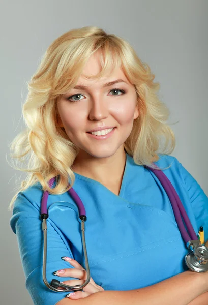 Femme médecin avec stéthoscope — Photo