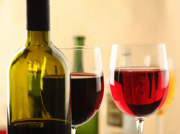 Bicchieri di vino rosso e bottiglie — Foto Stock