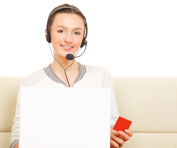 Mujer con portátil, tarjeta de retención . — Foto de Stock