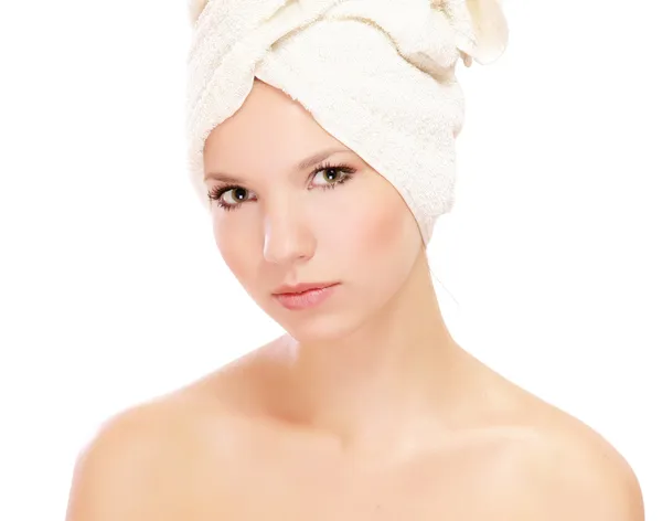Femme avec une serviette sur la tête — Photo