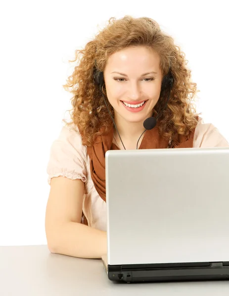 Mujer joven con un ordenador portátil — Foto de Stock