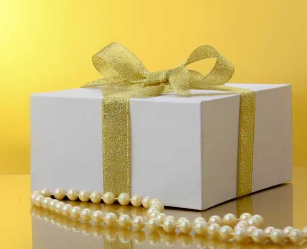 Gift box with ribbon bow. — Stock Photo, Image