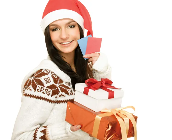 Una joven con un regalo de Navidad y tarjetas, aislada en blanco . —  Fotos de Stock