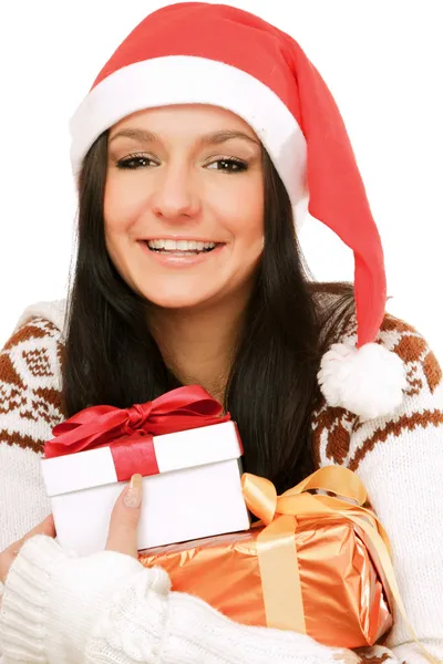 Frau in Weihnachtsmütze mit Geschenk, isoliert auf weißem Hintergrund. — Stockfoto