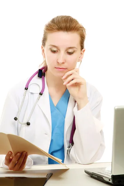 Vrouwelijke arts werkzaam — Stockfoto