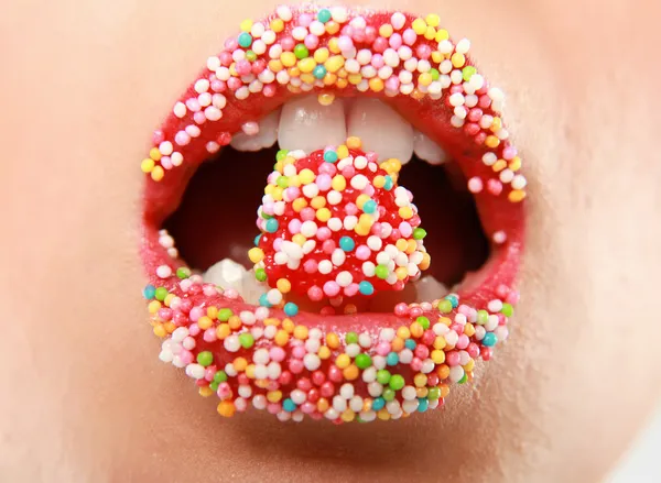 Lábios mulher com pérolas multicoloridas — Fotografia de Stock