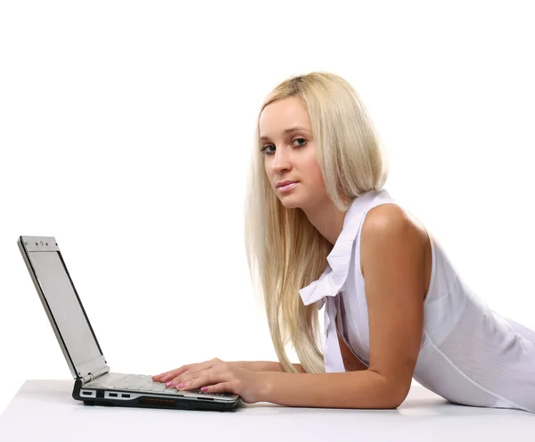 Mujer de negocios acostada con portátil — Foto de Stock