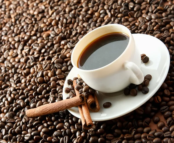 Grãos de café com xícara — Fotografia de Stock