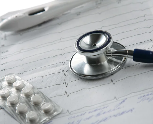 Stethoscope and pills on the cardiogram — Stock Photo, Image