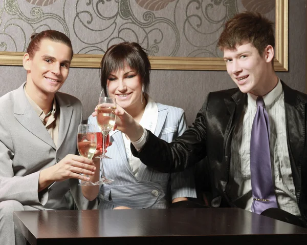 Vrolijke vrienden in de bar — Stockfoto