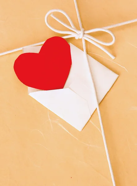 Cuore rosso su una scatola regalo — Foto Stock