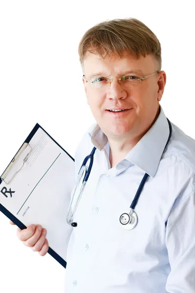 Мужчина-доктор, стоящий с папкой — стоковое фото