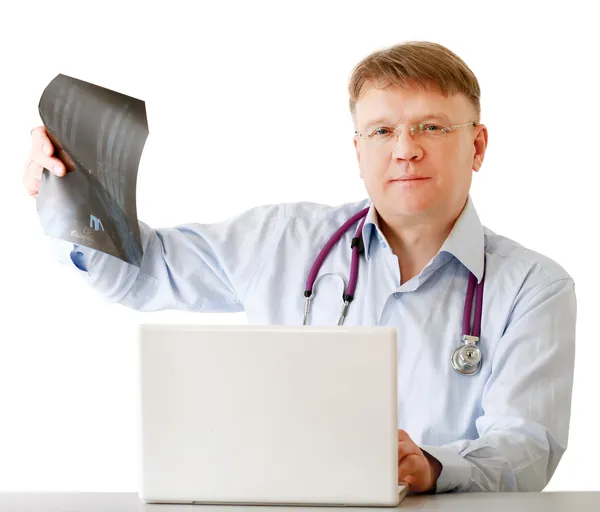 Médico masculino examinando rayos X —  Fotos de Stock
