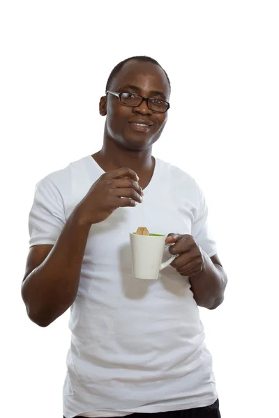 Afrikanischer Mann mit Tasse Tee — Stockfoto