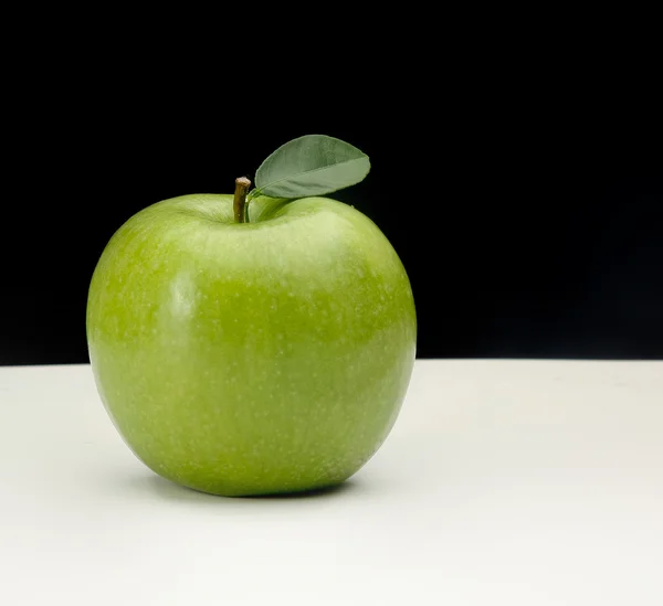 Grönt färskt äpple — Stockfoto