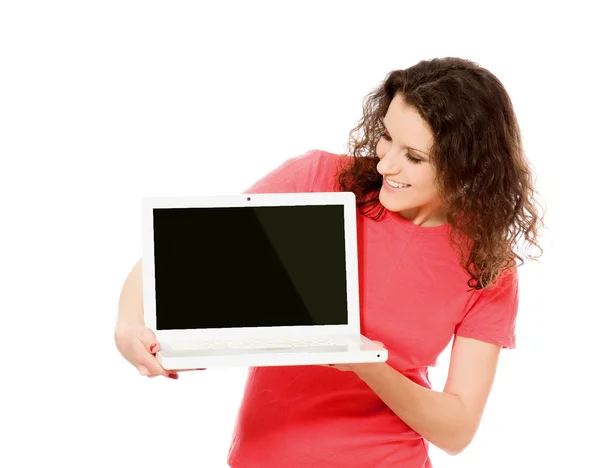 Femme montrant un ordinateur portable — Photo