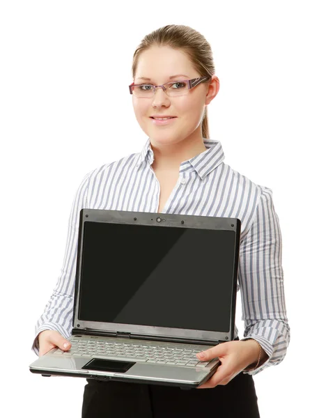 Eine junge Frau zeigt einen Laptop — Stockfoto
