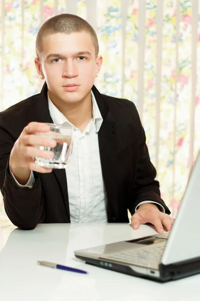 En ung man med laptop — Stockfoto