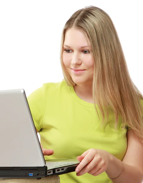 Mulher com um laptop . — Fotografia de Stock