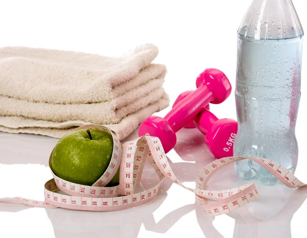 Handtuch, Apfel und eine Flasche — Stockfoto