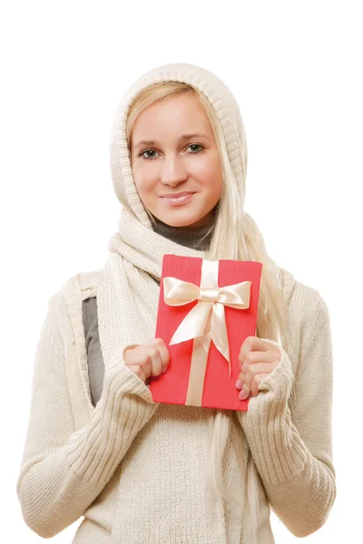 金髪の女性はクリスマス ギフト用の箱 — ストック写真