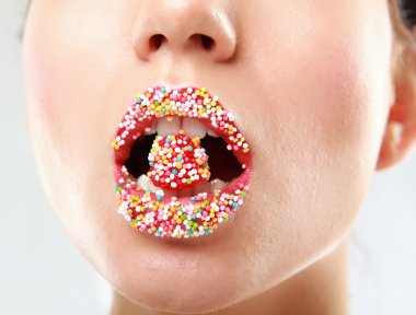 Kadının dudakları ile çok renkli inciler