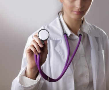 Steteskop kullanan kadın doktor.