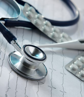 stetoskop kardiyogram üzerinde