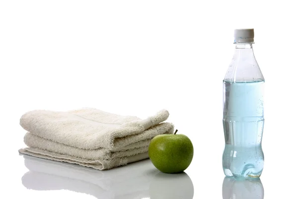 Handtuch, Apfel und eine Flasche mit Wasser — Stockfoto