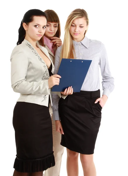 Mujeres jóvenes de pie con carpeta — Foto de Stock