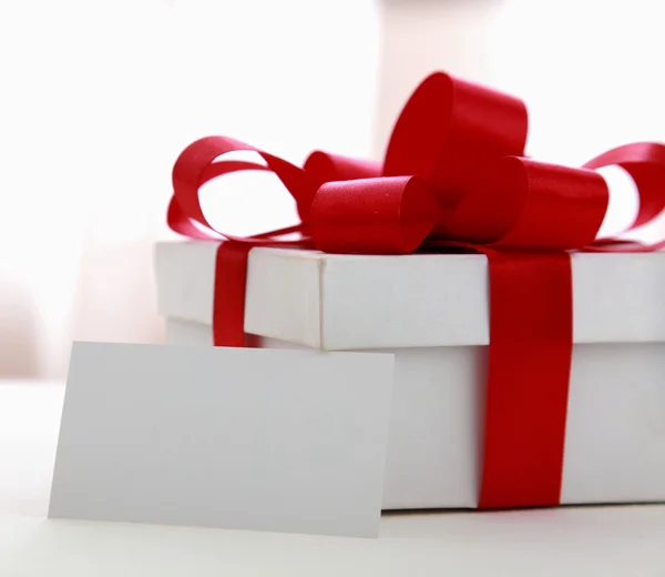 Caja de regalo blanca y tarjeta — Foto de Stock