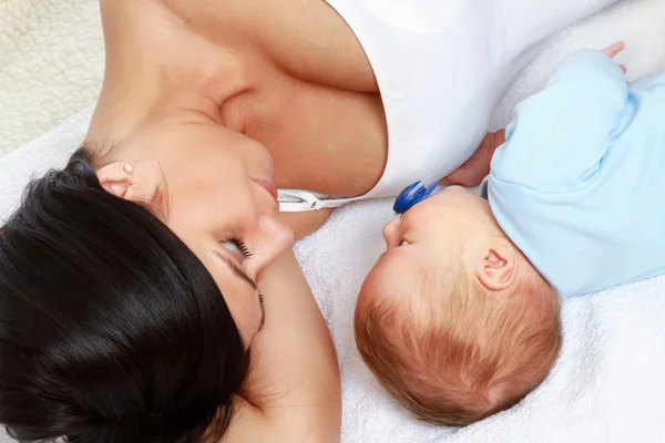 Mom with her mixed infant — Stock Photo, Image