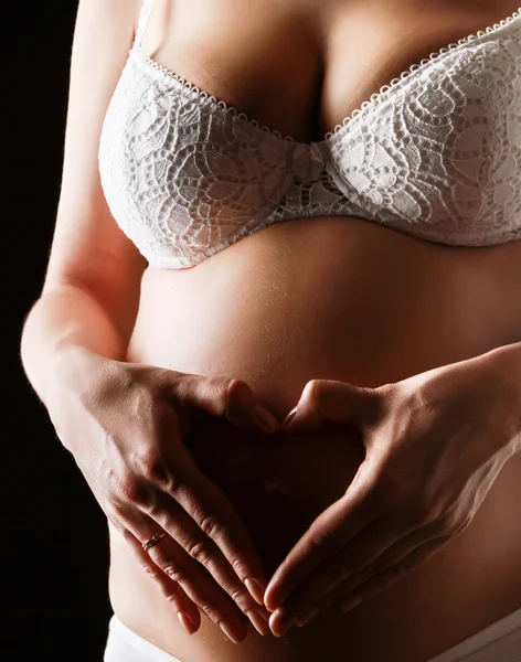 Ciężarna kobieta dotykająca brzucha — Zdjęcie stockowe