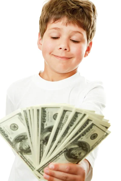 Мальчик считает деньги. — стоковое фото