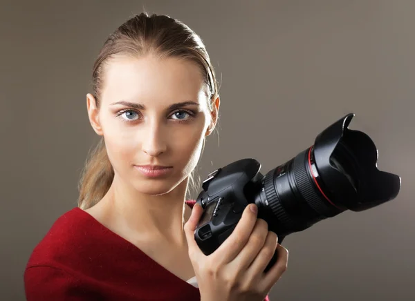 Giovane donna con macchina fotografica. — Foto Stock