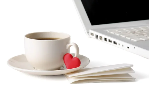 Кофейная чашка, сердце и ноутбук — стоковое фото