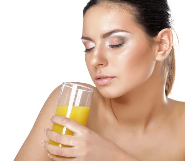 Jovem mulher bebendo suco de laranja — Fotografia de Stock