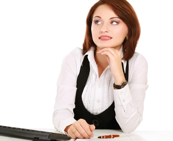 Kvinna sitter på skrivbordet med papper — Stockfoto