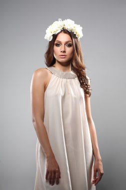 saçında çiçekler ile güzel bir kadın portresi. moda fotoğraf