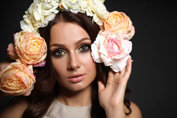 Portrait of a beautiful woman with flowers in her hair. Fashion photo — Stock Photo, Image