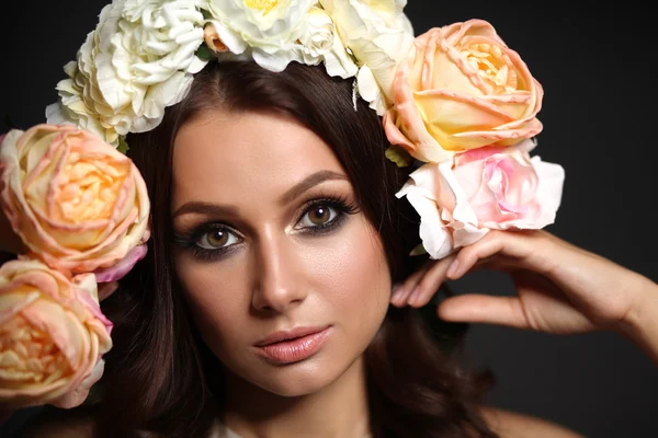 Retrato de uma mulher bonita com flores no cabelo. Foto de moda — Fotografia de Stock